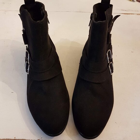 NEW Mari A Ankle Boots Black Suede with Buckles & Studs size 8 1/2 - Picture 4 of 9